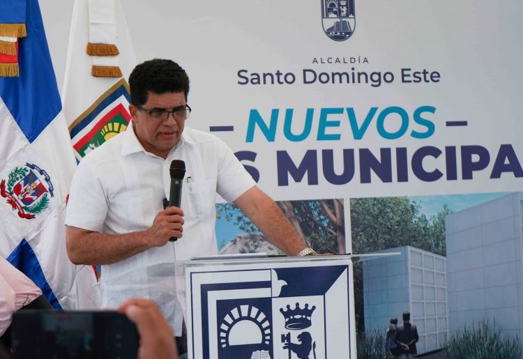 Dío Astacio afirma es responsabilidad de familiares limpiar tumbas