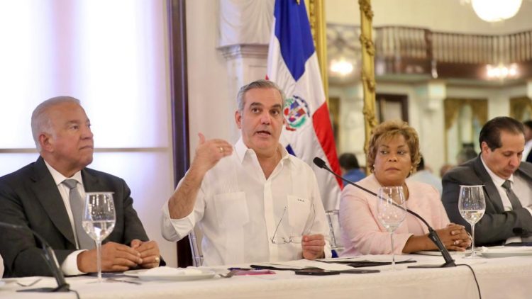 Presidente Abinader anuncia obras viales, deportivas y de saneamiento