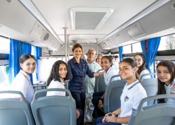 Gobierno entrega 150 autobuses eléctricos para el transporte escolar en Santiago