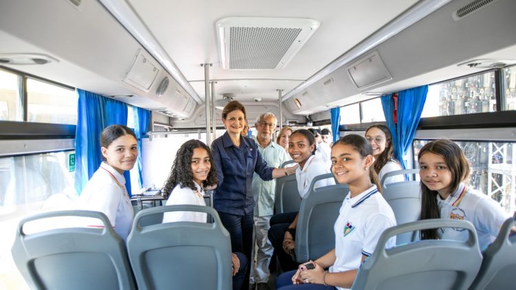 Gobierno entrega 150 autobuses eléctricos para el transporte escolar en Santiago