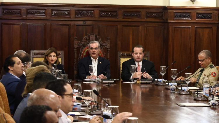 Abinader encabeza Consejo de Ministros para revisar perfil económico del país