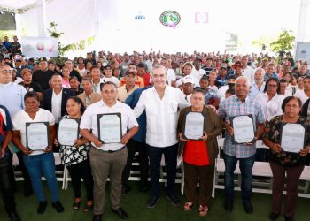 Presidente Abinader entrega 752 títulos de propiedad en proyecto Cotuí-Cevicos