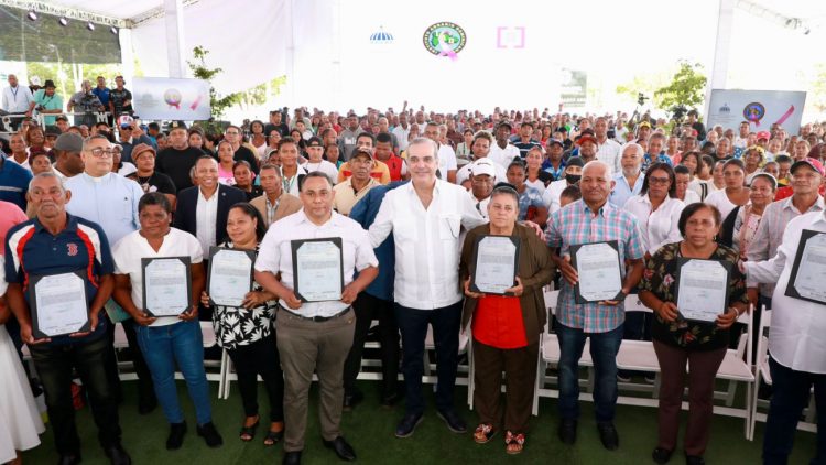 Presidente Abinader entrega 752 títulos de propiedad en proyecto Cotuí-Cevicos