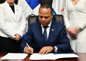 Milton Morrison firma Carta Compromiso para implementar modelo de integridad y anticorrupción