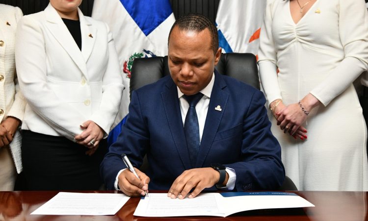 Milton Morrison firma Carta Compromiso para implementar modelo de integridad y anticorrupción