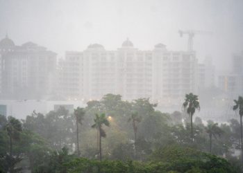 El huracán Milton azota Florida y deja a oscuras a más de tres millones de hogares