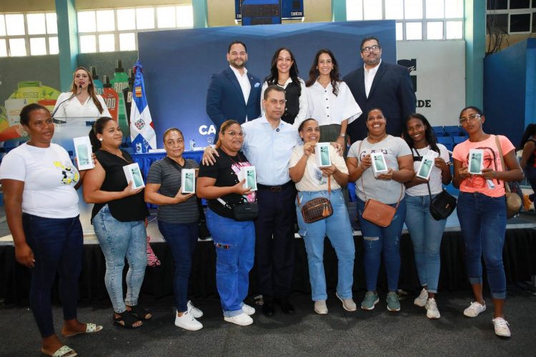 Cientos de mujeres reciben "Canasta Digital Social" por parte del Indotel
