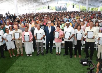 Presidente Abinader entrega 2,100 títulos de propiedad en La Guáyiga