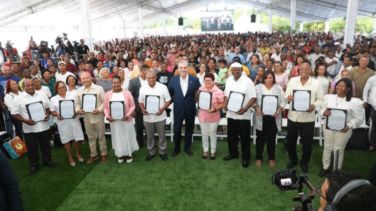 Presidente Abinader entrega 2,100 títulos de propiedad en La Guáyiga