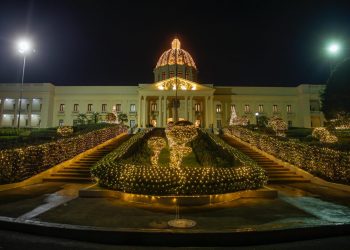 La Navidad llega al Palacio Nacional con tradicional encendido del árbol navideño