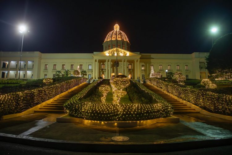 La Navidad llega al Palacio Nacional con tradicional encendido del árbol navideño