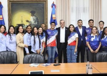 Presidente Abinader recibe estudiantes que participan en concurso NASA