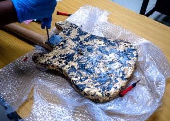 Ocupan una guitarra rellena de cocaína que sería enviada a España