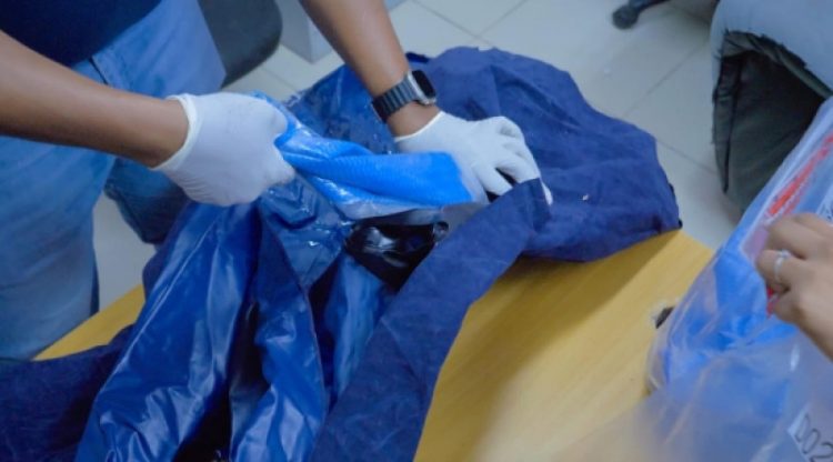 Descubren cocaína líquida oculta en un colchón inflable que sería enviado a España