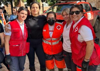 Rosalía se une a voluntarios en Valencia para ayudar a los afectados por la DANA