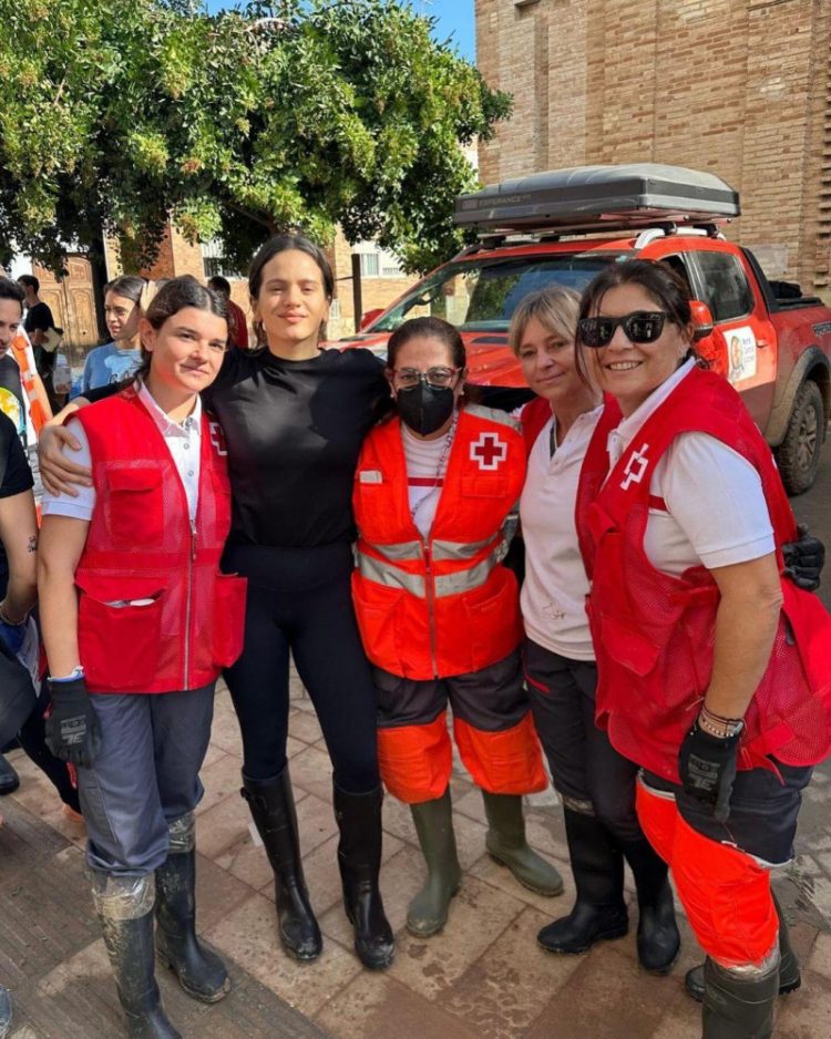 Rosalía se une a voluntarios en Valencia para ayudar a los afectados por la DANA