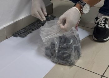 Franceses detenidos en AILA expulsaron 340 bolsitas de cocaína