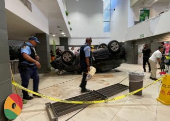 Vehículo cae desde el parqueo del Supermercado Nacional de la 27 de Febrero
