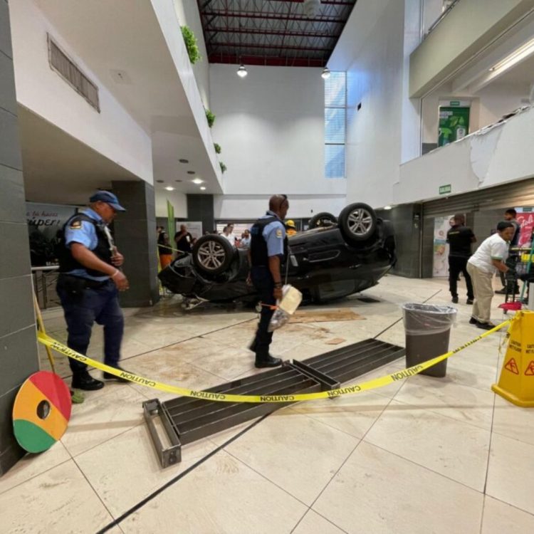 Vehículo cae desde el parqueo del Supermercado Nacional de la 27 de Febrero