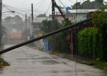 Huracán Rafael deja a Cuba a oscuras al salir de la isla