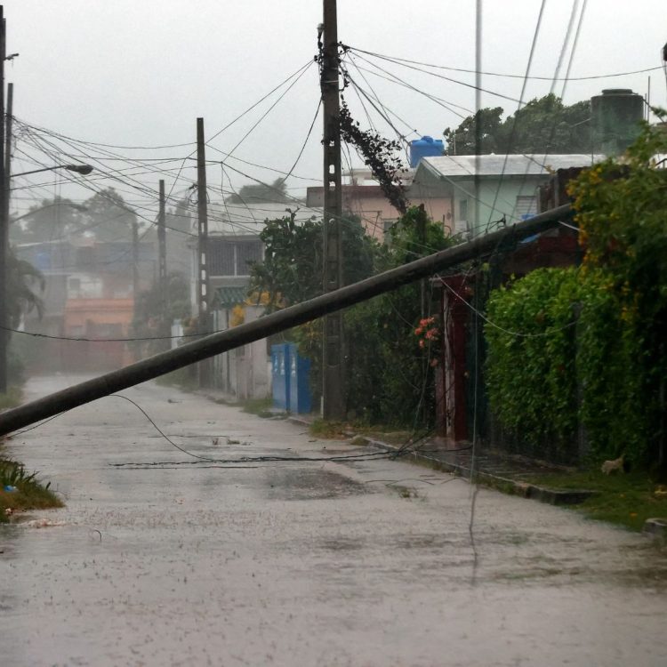 Huracán Rafael deja a Cuba a oscuras al salir de la isla