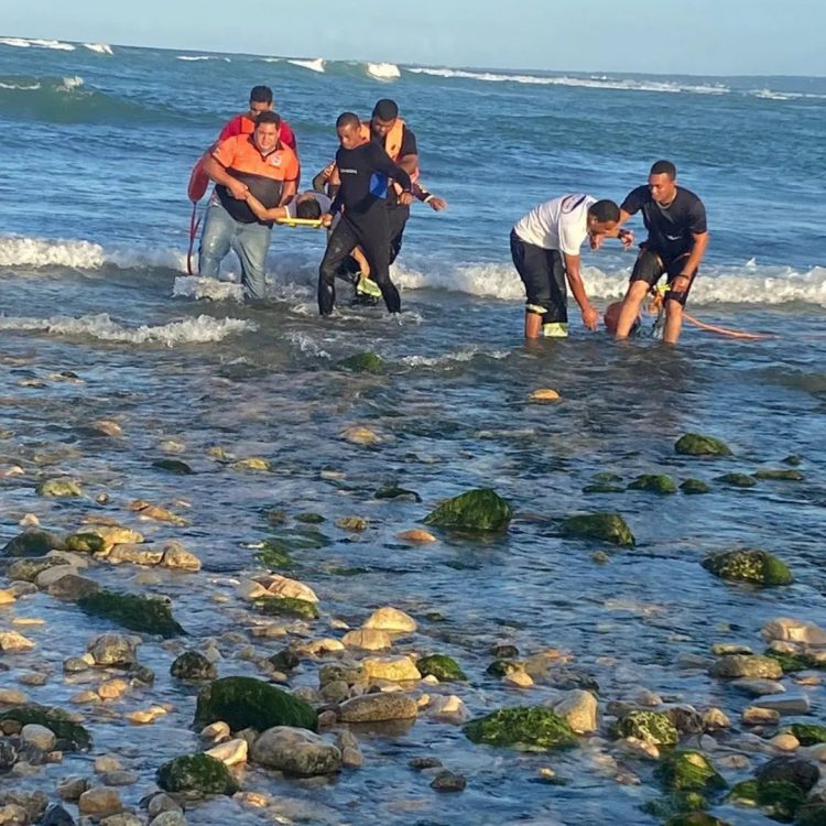 Recatan con vida a mujer que trato de quitarse la vida lanzándose al mar en Puerto Plata
