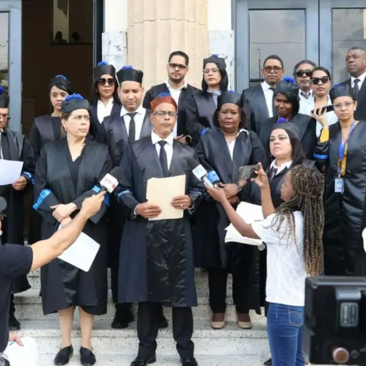 Fiscales realizan paro de labores en demanda de varias reivindicaciones