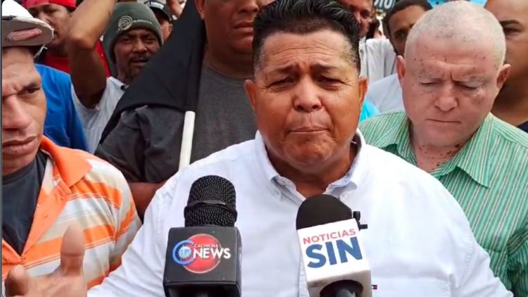 Choferes de la ruta F de Santiago dicen Gobierno intenta “sacarlos de circulación”