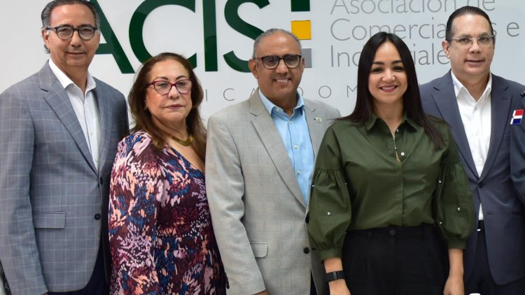 Ministra Faride Raful se reúne con diversos sectores de Santiago