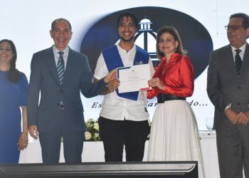 Vicepresidenta encabeza graduación de 16,000 estudiantes del programa Inglés de Inmersión