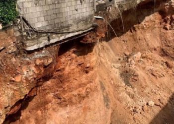 Impactante: Obra en el Distrito Nacional a punto de derrumbar una casa