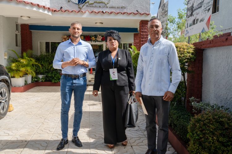 Padres denuncian ADP paralizó clases en 520 escuelas en septiembre