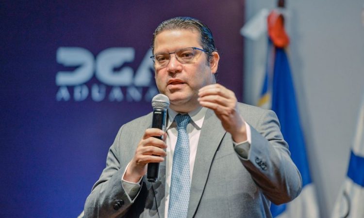 AMCHAMDR reconoce labor Eduardo Sanz Lovaton al frente de Aduanas