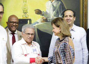 Colegio Médico suspende paro tras lograr un aumento salarial del 25%