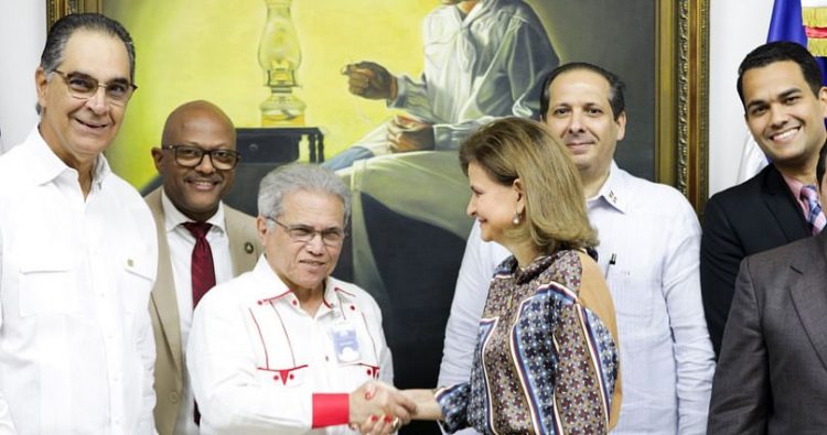 Colegio Médico suspende paro tras lograr un aumento salarial del 25%