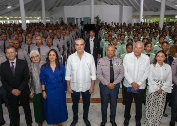 Abinader encabeza graduación de los primeros 1,016 policías formados bajo la reforma policial