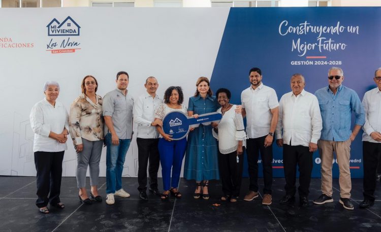 Vicepresidenta Raquel Peña entrega 12 nuevas viviendas en San Cristóbal