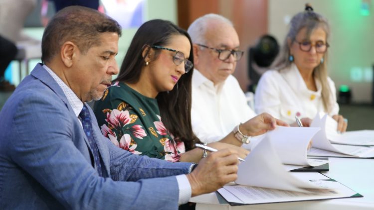 RD firma protocolo de bioseguridad porcina con organismos internacionales