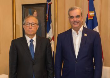 Presidente Abinader recibe visita del vicepresidente de la Asamblea Nacional de China