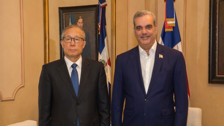 Presidente Abinader recibe visita del vicepresidente de la Asamblea Nacional de China