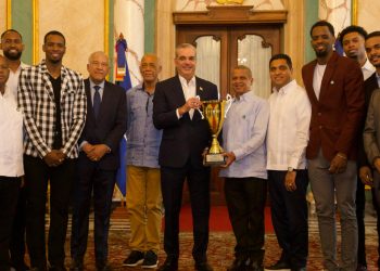 Presidente Abinader recibe al club Mauricio Báez, campeón del TBS del Distrito Nacional