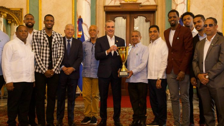 Presidente Abinader recibe al club Mauricio Báez, campeón del TBS del Distrito Nacional