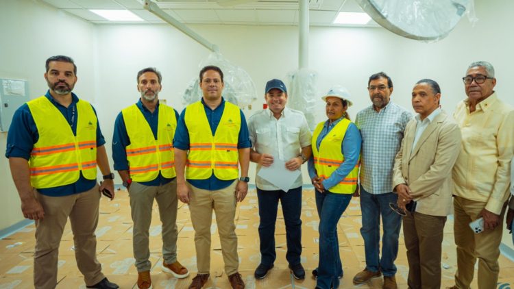 Ministro de la Presidencia supervisa construcción del Hospital San Vicente de Paúl