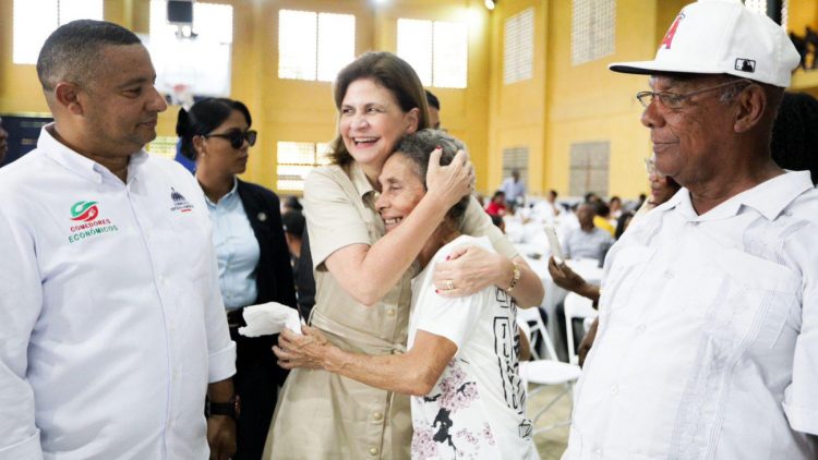 Vicepresidenta Raquel Peña celebra el inicio de la Navidad en Monte Plata
