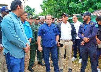Ministro Paliza visita las zonas afectadas por las lluvias en Higüey