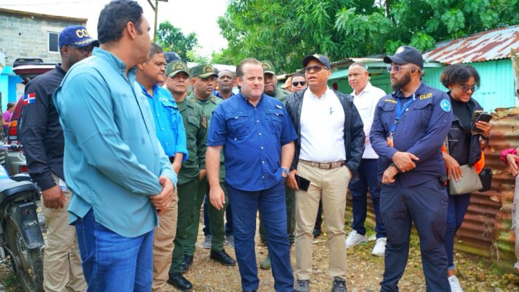 Ministro Paliza visita las zonas afectadas por las lluvias en Higüey