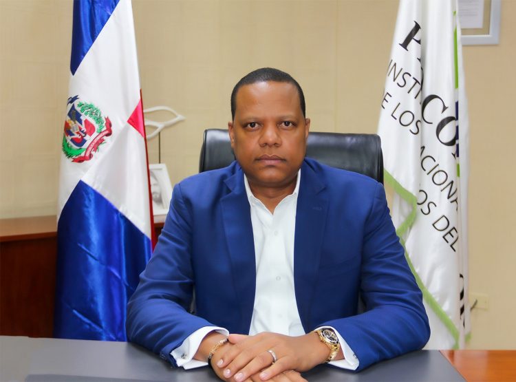 Eddy Alcántara vuelve a retar a Leonel Fernández a recorrer mercados para comprobar precio del pollo