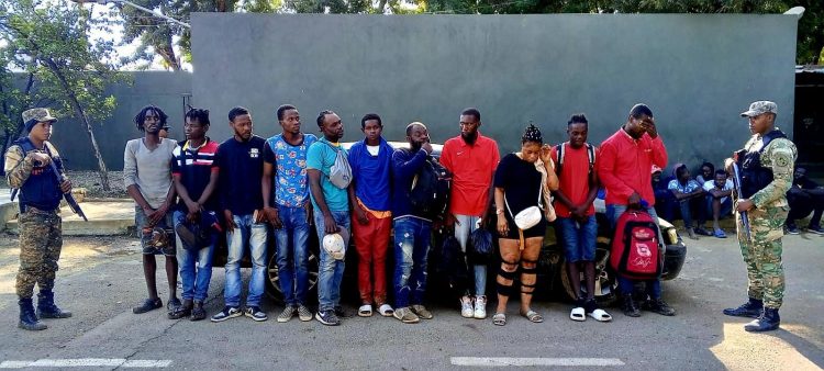 Ejército detiene a 28 haitianos indocumentados que viajaban en tres vehículos