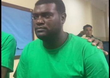 Aplazan conocimiento de coerción contra profesor acusado de violar estudiante