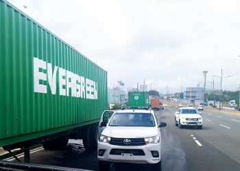 Intrant ordena retiro inmediato de furgones parqueados en avenidas Las Américas y Luperón